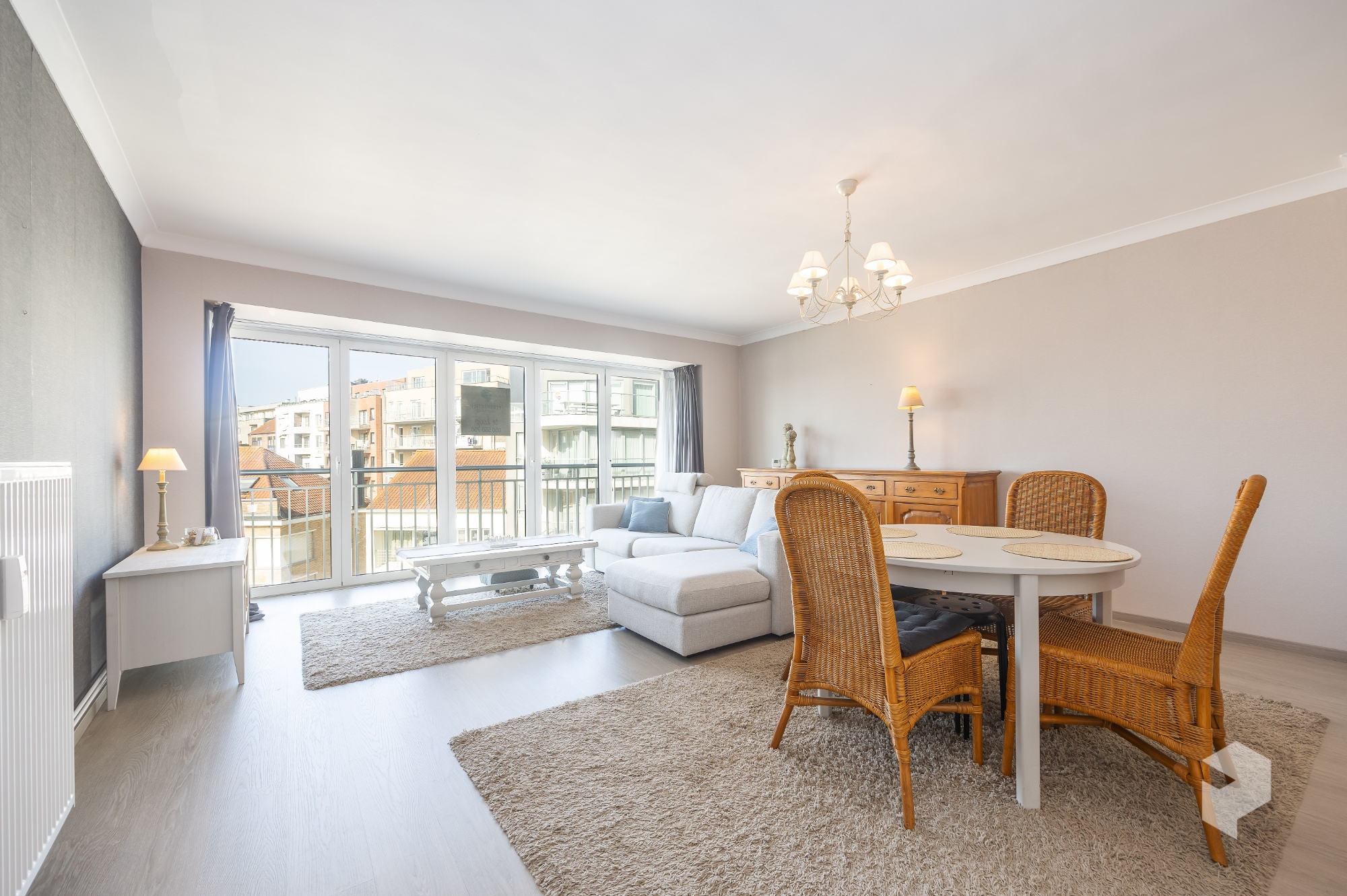 Goed gelegen ruim vernieuwd 2 slaapkamer appartement met terras en grote berging. - foto 5