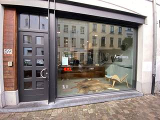 <p><strong>Bien 1 : Oude Graanmarkt 59</strong></p>
<ul>
<li><strong>Locataire :</strong> Parca BV</li>
<li><strong>Activité :</strong> Représentation des cuisines ArcLinea et showroom pour Parca Projects</li>
<li><strong>Loyer mensuel :</strong> €3.270,74(septembre 2024)</li>
<li><strong>Revenus locatifs annuels :</strong> environ €39.250,08</li>
<li><strong>Caution :</strong> 3 mois (7 500 €)</li>
<li><strong>Charges :</strong> 250 € par mois (chauffage, eau, etc.)</li>
<li><strong>Renouvellement du contrat :</strong> 10 septembre 2024 prolongé jusqu'au 30 septembre 2025</li>
<li><strong>Particularités :</strong> Aucun retard de paiement, indexation annuelle au 1er septembre</li>
<li><strong>Précompte immobilier :</strong> 1 974,57 € (2024)</li>
</ul>
<p><strong>Bien 2 : Oude Graanmarkt 57</strong></p>
<ul>
<li><strong>Locataire :</strong> Baltic Textile Trading BV (boutique de vêtements de seconde main Think Twice)</li>
<li><strong>Activité :</strong> Magasin de vêtements sous l’enseigne Think Twice, faisant partie du groupe Humana</li>
<li><strong>Loyer mensuel :</strong> €3.149,62 (septembre 2024)</li>
<li><strong>Revenus locatifs annuels :</strong> environ €37.795,44</li>
<li><strong>Caution :</strong> 2 mois (5 500 €)</li>
<li><strong>Charges :</strong> 250 € par mois (chauffage, eau, etc.)</li>
<li><strong>Renouvellement du contrat :</strong> 1er février 2020, prolongé jusqu'au 1er février 2029</li>
<li><strong>Particularités :</strong> Terrasse rénovée, installation récente d'une climatisation par le locataire, aucun retard de paiement</li>
<li><strong>Précompte immobilier :</strong> 1 974,57 € (2024)</li>
</ul>