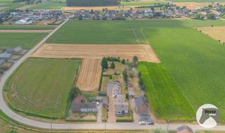 <strong>ZOTTEGEM - Rustig gelegen bungalow in het groen</strong><br /><br />Op zoek naar een woning waar rust, ruimte en een uitstekende bereikbaarheid hand in hand gaan? Deze verzorgde bungalow is gelegen op een prachtig perceel van 1 ha 44a 70ca, bestaande uit het woonperceel én de aanpalende weide van 99a 43ca, die inbegrepen is in de vraagprijs. Omgeven door groen en met een vrij uitzicht over de omliggende velden geniet u hier van een uitzonderlijke landelijke ligging. Ondanks deze rustige omgeving bevinden het centrum van Zottegem en de belangrijkste verbindingswegen zich op korte afstand, waardoor u het beste van twee werelden ervaart.<br /><br />De woning werd doorheen de jaren steeds goed onderhouden en biedt een solide basis voor wie graag een eigen toets aan zijn toekomstige thuis geeft. De bungalow omvat een inkomhal met gastentoilet, een lichtrijke leefruimte met aansluitende eetplaats en keuken, drie slaapkamers, een badkamer en een praktische kelder. Dankzij de gelijkvloerse indeling, de aangename leefruimtes en het mooie contact met de tuin beschikt deze woning over heel wat potentieel om ze volledig naar eigen smaak op te frissen en te moderniseren.<br /><br />Aansluitend bevindt zich een afzonderlijk bijgebouw met een volledig ingerichte studio, voorzien van een eigen badkamer en kitchenette. Samen met de twee garages biedt dit bijgebouw tal van mogelijkheden.<br /><br />De fraai aangelegde tuin vormt een groene oase waar u in alle privacy kunt genieten van de rust en het open landschap. Voor wie op zoek is naar nog meer ruimte, is op wandelafstand van de woning bovendien nog een landbouwgrond van 69a 71ca beschikbaar die afzonderlijk kan worden aangekocht. Hierdoor is deze eigendom uitermate geschikt voor paardenliefhebbers of voor het houden van andere dieren, maar ook voor wie droomt van extra buitenruimte of een landelijke hobby.<br /><br />Deze eigendom combineert een uitzonderlijke groene ligging met een vlotte bereikbaarheid en biedt een unieke kans voor wie op zoek is naar een goed onderhouden woning met opfrispotentieel, veel privacy en tal van mogelijkheden.<br /><br />Neem gerust contact met ons op voor meer informatie of plan vandaag nog uw bezoek via 053/60.65.66. Wij leiden u graag rond.