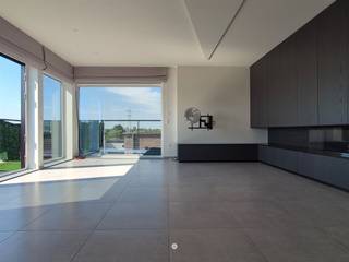 <p><span>SINT-NIKLAAS</span><span> - Ben je op zoek naar een centraal gelegen, luxueus en volledig instapklaar appartement? Kijk dan zeker even verder!</span></p><p><span> </span></p><p><span>Op een rustige, centrale ligging aan het </span><span>Kokkelbeekplein</span><span>, bevindt zich dit stijlvol afgewerkte en volledig instapklare appartement. </span></p><p><span>Hier geniet u van het comfort van wonen in het hart van Sint-Niklaas, gecombineerd met rust, ruimte en een hoogwaardige afwerking. </span></p><p><span> </span></p><p><span>Enkele troeven op een rij:</span></p><ul><li><span>Luxueuze en kwalitatieve afwerking </span></li><li><span>Gelegen op het Kokkelbeekplein in het centrum van de stad op een rustige locatie</span></li><li><span>Energiezuinig (EPC A label)</span></li><li><span>Inclusief zeer ruime garagebox en kelderberging</span></li><li><span>Terras van 10 m² met prachtig uitzicht</span></li></ul><p><span> </span></p><p><span>De indeling is als volgt:</span></p><p><span>Inkomhal met gastentoilet, ruime leefruimte met veel lichtinval door de vele glaspartijen, ruime open ingerichte keuken met toestellen (kookvuur, dampkap, oven, vaatwasser, koelkast, diepvriezer),</span></p><p><span>aansluitend een ruime berging/wasplaats, prachtig zuid-west gericht terras met zonneluifel.</span></p><p><span> </span></p><p><span>Verder beschikt het appartement over </span><span>twee volwaardige slaapkamers</span><span> en een ruime badkamer met dubbel lavabomeubel, inloopdouche, ligbad en toilet. </span></p><p><span> </span></p><p><span>In de kelder is een ruime garagebox en ruime privatieve berging voorzien.</span></p><p><span>Verder zijn er in het gebouw twee fietsenbergingen aanwezig.</span></p><p><span> </span></p><p><span>Extra's:</span></p><p><span>De leefruimte is voorzien van een sfeervolle gashaard met maatwerkkasten.</span></p><p><span>Alle ramen zijn voorzien van zowel gordijnen als vliegenramen.</span></p><p><span>De verlichting in het appartement is geïntegreerd en kan centraal worden bediend via een </span><span>Philips Hue Bridge</span><span>. </span></p><p><span> </span></p><p><span> </span></p><p><span>Onmiddelijk </span><span>beschikbaar</span></p><p><span>Huurprijs</span><span>: € 1.450 + € 90 provisie algemene onkosten</span></p><p><span>EPC</span><span>: 87</span></p><p><span> </span></p><p><span>Interesse in dit pareltje? Vraag dan snel je bezoek aan via onze website!</span></p>
