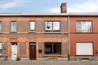 <strong>Instapklare woning met o.a. een bewoonbare oppervlakte van 180 m², 4 slaapkamers, een rustige ligging en een aangename tuin. EPC-label C.</strong><br /><br />De woning beschikt op het gelijkvloers over een inkomhal, woonkamer, keuken, wasplaats, apart toilet, badkamer en achterbouw met zicht op de tuin.<br /><br />Op de eerste verdieping bevinden zich een nachthal en 3 slaapkamers.<br /><br />De zolderverdieping is toegankelijk via een vaste trap en bestaat uit een ruime zolderkamer.<br /><br />De woning geniet bovendien van een goede verkeerstechnische ligging ten opzichte van het station, de E40, winkels, scholen, restaurants en openbaar vervoer.<br /><br />Interesse? Bel naar 0496 07 89 48.