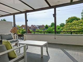 Gelegen in een rustige doodlopende straat, vlak bij het jaagpad en op wandelafstand van het centrum, bieden we dit verzorgde duplexappartement aan. Het appartement bevindt zich op de eerste en tweede verdieping van een kleinschalig appartementsgebouw met slechts vier wooneenheden. <br />Dankzij het ontbreken van een lift en het beheer in eigen handen blijven de gemeenschappelijke kosten bijzonder laag. Bovendien werden de voorbije jaren verschillende belangrijke vernieuwingen uitgevoerd: de ramen en keuken dateren van 2016, de badkamer werd vernieuwd in 2018 en het dak werd in 2021 voorzien van een nieuwe dakbedekking met isolatie. Ook de gemeenschappelijke inkomdeur wordt binnenkort vervangen.<br />De indeling is als volgt: een inkomhal met gastentoilet, een ruime en lichtrijke leefruimte met een volledig uitgeruste open keuken die beschikt over bijzonder veel kastruimte. Vanuit de keuken bereikt u het ruime zonneterras van maar liefst 26 m². Via een buitentrap op het terras heeft u rechtstreeks toegang tot de achterliggende garageboxen, waarvan de grootste inbegrepen is in de vraagprijs.<br />Op de bovenverdieping bevinden zich twee volwaardige slaapkamers, waarvan één met een praktische ingebouwde kast, en een ruime badkamer van circa 10 m², uitgerust met zowel een ligbad als een inloopdouche. <br />Kortom: een instapklaar en energiezuinig duplex appartement met een ruim terras, een inbegrepen garagebox en lage gemeenschappelijke kosten, op een rustige maar centrale ligging. Ontdek zelf de troeven van dit appartement. Stedenbouwkundige inlichtingen in aanvraag.