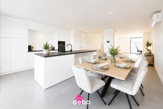 In het centrum van het pittoreske Ingooigem ontdekt u deze volledig vernieuwde en bijzonder energiezuinige woning. Dankzij de kwalitatieve afwerking, ruime leefruimtes en hedendaags comfort is dit de ideale woning.<br /><br />Bij het betreden van de woning komt u in de inkomhal met gastentoilet. Van daaruit bereikt u de bijzonder ruime en lichtrijke leefruimte die naadloos overgaat in de moderne leefkeuken. Deze is volledig uitgerust met alle hedendaagse toestellen, waaronder een oven, microgolfoven, vaatwasser, koelkast en inductiekookplaat. Daarnaast beschikt de woning over een ruime en droge kelder, ideaal als extra bergruimte.<br /><br />Op de eerste verdieping bevindt zich een zeer ruime master bedroom met voldoende plaats voor een dressing. Verder vindt u hier een stijlvolle badkamer, uitgerust met een inloopdouche, modern lavabomeubel en een tweede toilet.<br />De tweede verdieping omvat nog twee volwaardige slaapkamers, beide voorzien van praktische inmaakkasten. Daarnaast is er een extra berging aanwezig.<br />Buiten geniet u van een uitzonderlijk diepe tuin met een gezellig terras waar u in alle rust kunt ontspannen. Achteraan de tuin is er een handige uitweg met 2 garages, wat zorgt voor extra comfort en een vlotte bereikbaarheid.<br /><br />Troeven<br />- Instapklare en volledig vernieuwde woning<br />- Zeer energiezuinig<br />- Vloerverwarming<br />- Airconditioning op het gelijkvloers én in de slaapkamers<br />- Dubbele garage met uitweg<br />- Ultra moderne leefkeuken<br />- Regenput van 10.000 liter<br />- LABEL A <br /><br />Een woning die ruimte, comfort en energiezuinig wonen perfect combineert, op een rustige maar centrale ligging. Ideaal voor gezinnen of koppels die op zoek zijn naar een instapklare thuis.