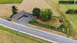 Aan de groene stadsrand van Tielt, op het einde van de Schuiferskapelsesteenweg, ontdekken we deze bijzonder ruime woning op een prachtige open locatie. Omringd door weilanden en uitgestrekte landschappen geniet je hier van rust, ruimte en fantastische vergezichten, terwijl het centrum van Tielt vlot bereikbaar blijft.<br /><br />De ruime oprit biedt onmiddellijk plaats aan meerdere wagens op eigen terrein.<br /><br />Binnen verwelkomt de woning je via een royale inkomhal met aansluitend de ruime leefruimte en keuken. Verder vinden we op het gelijkvloers een nachthal, bureelkamer, badkamer en volwaardige slaapkamer. Een zeer ruime berging en aanpalende dubbele garage maken deze verdieping compleet.<br /><br />Via de vaste trap bereiken we de eerste verdieping, die momenteel is opgedeeld in twee vleugels. Hier bevinden zich vandaag twee bijzonder ruime slaapkamers, aangevuld met verschillende praktische berg- en opbergruimtes. De beschikbare oppervlakte biedt heel wat mogelijkheden om deze verdieping volledig naar eigen wens in te richten.<br /><br />Buiten beschikt de woning over een aangename tuin die in de praktijk nog enkele meters verder doorloopt. Samen met het achterliggende open landschap zorgt dit voor een bijzonder gevoel van ruimte, privacy en vrijheid.<br /><br />Ben je op zoek naar een ruime woning die je volledig naar eigen smaak kunt renoveren? Of droom je ervan om op deze locatie een volledig nieuwe droomwoning te realiseren, eventueel onder de voorwaarden van het verlaagde btw-tarief van 6% voor sloop en heropbouw? Hier liggen heel wat mogelijkheden.<br /><br />Ontdek de eigendom tijdens ons lanceermoment op woensdag 23 september. Schrijf je vooraf in en ontvang een persoonlijk tijdslot en het verkoopdossier. Na het bezoek krijg je de mogelijkheid om een bod uit te brengen.<br /><br />De geadverteerde prijs betreft een richtprijs.