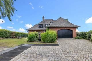 Voor meer info of een bezoek, bel 02 884 23 25: St-Martens-Lennik :Topo-Immo biedt u deze ruime<strong> villa</strong> op <strong>+/- 20a</strong> aan. Binnenkomen doe je via<strong> de royale inkomhal, </strong>voorzien van<strong> gastentoilet </strong>en<strong> vestiaire-hoek. </strong>Verder omvat het gelijkvloers <strong>een aparte leefkeuken (16m²) </strong>en <strong>een lichtrijke woonkamer</strong> van maar liefst<strong> 58m², </strong>die uitgeeft op de<strong> veranda. </strong>Ook<strong> de eerste slaapkamer/bureau</strong> en <strong>de wasplaats/berging </strong>bevinden zich op de benedenverdieping.<strong> Inpandige garage </strong>van maar liefst<strong> 30m². <br /></strong>Het verdiep biedt ons <strong>een ruime nachthal, een bergruimte/dressing, een badkamer met ligbad, een apart toilet </strong>en maar liefst<strong> 4 slaapkamers! </strong> <strong>Mooie aangelegde tuin.</strong> Nabij centrum, openbaar vervoer, school, centrum. Op amper 10 minuten van Erasmus/Brussel/Ring R0.