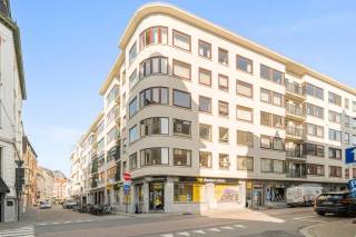 Op een uitzonderlijke ligging in de Henegouwenstraat bevindt zich dit karaktervolle en bijzonder lichtrijke appartement van 120m², waar charme, comfort en een bruisende stadsomgeving naadloos samenkomen. Dankzij de grote raampartijen geniet u hier van een prachtig panoramisch zicht op één van de mooiste en meest hippe straten van Gent, wat zorgt voor een unieke woonbeleving in het hart van de stad. Schitterende ligging in de historische stadskern tussen het Sint-Baafsplein en het François Laurentplein.
Het appartement verwelkomt u met een ruime en elegante leefruimte die baadt in natuurlijk licht en een aangename openheid creëert. Aansluitend bevindt zich de open keuken, uitgerust met alle nodige toestellen, ideaal voor wie graag kookt en tegelijk wil genieten van het gezelschap in de leefruimte. De doordachte indeling en het overvloedige daglicht versterken het gevoel van ruimte en comfort.
Verder beschikt het appartement over twee volwaardige slaapkamers, perfect als hoofdslaapkamer, logeerkamer of thuiskantoor. De praktische wasruimte biedt extra gebruiksgemak, terwijl de verzorgde badkamer met ligbad uitnodigt tot ontspanning na een drukke dag in de stad.
Als extra troeven beschikt dit appartement over een ruime kelderberging, ideaal voor bijkomende opslag.
Een autostaanplaats (+ 35 000,00) is een zeldzame meerwaarde op deze gegeerde locatie in Gent (verplicht bij te kopen).
Kortom, een uitstekende opportuniteit voor wie op zoek is naar comfortabel en stijlvol wonen op een toplocatie, met alle troeven van de stad binnen handbereik.
Een absolute topper in zijn prijsklasse.<br />
