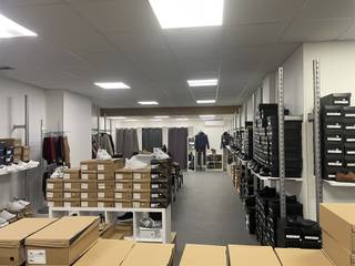 Welkom in dit uitzonderlijke retailpand in het hart van Genk, gelegen in Shopping 3, een modern winkelcentrum in het centrum van Genk.Met een gebruiksoppervlakte van 210m² biedt deze ruime en goed ingerichte winkelruimte verschillende mogelijkheden voor ondernemers die op zoek zijn naar een prominente locatie.De ruimtes zijn mooi afgewerkt en stralen professionaliteit uit, met zijn strategische ligging geniet het pand van een goede visibiliteit en voetgangersstroom.Heb je vragen of interesse in een bezoek? Bel 089 44 12 12 of mail info@lantmeeters.be