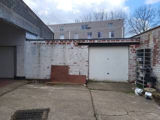 Toegang via garagepoort, polybetonnen vloer. Voorzien van elektriciteit via individuele teller.Elektriciteit, onderhoud gemeenschappelijke delen en aandeel in de onroerende voorheffing via maandelijks forfait van 42,00 euro. Gelegen in de onmiddellijke omgeving van Scheepsdalebrug. Goede bereikbaarheid vlak bij de Brugse ringPrijzen exclusief BTW.Huurwaarborg van 3 maanden huurVrij vanaf 01/05Bent u geïnteresseerd in dit bedrijfsvastgoed bestaande uit een magazijn te huur in Brugge? Aarzel dan niet om ons te contacteren!