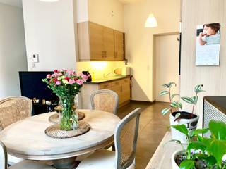Dit zeer charmante appartement in het oud heren huis is gelegen in de mooiste winkelstraat van Gent, namelijk de Vlaanderenstraat. Wie wil hier nu niet wonen? Hier heeft u echt alles in de buurt. Autosnelweg, busverbinding (Zuid), shoppingcenter, historisch centrum van Gent, restaurants, terrasjes, winkels, bib, scholen, station, enz... U kan zowel de trap als de lift nemen naar de 2de verdieping waar het appartement zich bevindt. Van zodra u binnen komt voelt u de gezelligheid hangen. De 3 grote ramen die uitkijken op de Vlaanderenstraat bezorgen u veel lichtinval. De hoge plafonds geven een enorm ruimtegevoel. De woonkamer en open keuken vloeien in elkaar. De slaapkamer heeft ingemaakte kasten zodat u geen extra ruimte verliest. De badkamer heeft een mooie inloopdouche, lavabomeubel en toilet. Via de inkomhal kan u naar het kleine maar gezellige terrasje waar u in de zomer kan genieten en toch tot rust komen midden in de stad. Beneden aan de lift is er ook een fietsenstalling voorzien waar ook de meterkasten hangen. In de kelder heeft u een privé kelderruimte.Inschrijven voor bezoek via mail naar info@immo-home.be, geen telefonische inschrijvingen! Volg ons op Fb en Insta. Voor meer info: www.immo-home.be. GRATIS SCHATTING & GRATIS FINANCIEEL ADVIES