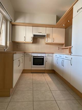 Bestaande uit een inkomhall, living, keuken, 2 slaapkamers, badkamer, berging, terras met kleine tuin en ruime garagebox.<br />Nabij ziekenhuis en station.<br />+ 50 euro syndiek.<br />Rolluiken<br />IN RECENT GEBOUW WAARIN SLECHTS 3 APPARTEMENTEN.<br />"GELIJKVLOERS". GOED ONDERHOUDEN.<br />APARTE INGANG EN VOLLEDIG PRIVE.