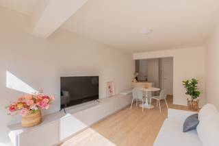 Mooi vernieuwde studio met een sublieme oriëntatie richting het zuiden. Naast de zon kunt u ook genieten van mooie open zichten vanuit de leefruimte.<br />Deze studio bevindt zich net achter de Zeedijk. De inkom van het gebouw bevindt zich op de Zeedijk waardoor u bij het buitenwandelen meteen kunt genieten van de zee.<br />Een leuke combinatie van zon en zee op één plaats.<br /><br />De studio werd recent volledig vernieuwd en is vrij bij akte.<br />Zo kunt u op korte termijn genieten van uw eigen stek aan zee, of genieten van de opbrengsten van deze interessante investering.<br /><br />Indeling: inkom, een mooie open keuken met een eetplaats die voorzien is van een moderne zitbank, een knusse tv-ruimte met open zichten naar buiten en als laatste nog een badkamer met inloopdouche &amp; toilet.<br /><br />Bezoeken of meer informatie?<br />Contacteer Sacha Vanrafelghem op GSM 0487/43.79.10.