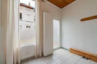 Bent u opzoek naar een woning als eigen bewoning of investering? Lees dan zeker verder!<br /><br />Deze woning is gelegen in een doodlopende &amp; autoloze straat. De buurt is volop in ontwikkeling en biedt een gezellige sfeer met tal van winkels, bakkers, slagers en andere voorzieningen op wandelafstand. Heb je even nood aan ontspanning en een groene omgeving? Hiervoor is het Groenevalleipark de ideale oplossing.<br /><br />Indeling:<br /><strong>-GLV: </strong>Bij het betreden van de woning kom je meteen in de woonkamer (22m2) die vervolgens voortvloeit in de keuken (6m2) en badkamer (3,5m2). Via een deur op het gelijkvloers bereik je de kelder (9m2).<br /><strong>-1steV: </strong>Op het eerste verdiep bevinden zich twee slaapkamers (11m2 &amp; 9,5m2).<br /><strong>-2deV: </strong>Ten slotte op het laatste verdiep bevindt zich nog een ruime slaapkamer/hobbyruimte (23m2).<br /><br />Lijkt deze woning iets voor u en wenst u een bezoek? Twijfel niet en contacteer ons voor een bezoek!