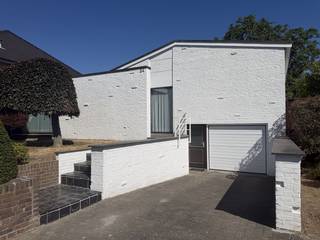 <p><span>Vrijstaande splitlevelwoning met 3 (+1)slaapkamers, inpandige garage en carport, overdekt terras en omheinde tuin, gunstig gelegen nabij het centrum van Maaseik.</span></p><p><span> </span></p><p><span> </span></p><p><span>ALGEMEEN</span></p><ul><li><span>Houten ramen met dubbele beglazing.</span></li><li><span>Verwarming op stookolie.</span></li><li><span>De woning is onderkelderd en beschikt over een inpandige garage met automatische sectionale poort op afstandsbediening. Daarnaast is er een carport met automatische poort. Op de oprit zijn bovendien nog enkele parkeerplaatsen beschikbaar en ook aan de straatzijde kan gratis geparkeerd worden.</span></li><li><span>Gelegen aan de stadsrand van Maaseik, op korte wandelafstand van winkels, scholen, horeca en openbaar vervoer.</span></li><li><span>Charmante, volledig omheinde tuin.</span></li></ul><p><span> </span></p><p><span>INDELING:</span></p><ul><li><span>Inkomhal met toegang tot de leefruimte. Gastentoilet met fonteintje aanwezig.</span></li><li><span>Ruime leefruimte met parketvloer en aangename extra zithoek met open haard.</span></li><li><span>Polyvalente ruimte, ideaal als bureau, hobbyruimte of eventueel als extra slaapkamer. De ruimte is voorzien van vaste kastenwanden.</span></li><li><span>Keuken voorzien van inductiekookplaat (AEG) met dampkap (Klarstein), oven (Bosch), vaatwasser (Miele), koelkast (AEG) en spoeltafel. Er is voldoende ruimte voor het plaatsen van een eettafel. Vanuit de keuken heeft men toegang tot de buitenruimte en de kelderverdieping.</span></li><li><span>Nachthal met toegang tot de 3 slaapkamers en de badkamer.</span></li><li><span>Slaapkamer 1.</span></li><li><span>Slaapkamer 2.</span></li><li><span>Slaapkamer 3.</span></li><li><span>Volledig betegelde badkamer, uitgerust met een wasmeubel met dubbele wastafel, spiegel en kolomkasten, douchecabine, ligbad en toilet.</span></li><li><span>Kelderverdieping met inpandige garage, voorzien van een automatische sectionale poort met afstandsbediening. Daarnaast is er een afzonderlijke ruimte met aansluitingen voor wasmachine en droogkast. Tevens spoelbak aanwezig.</span></li></ul><p><span> </span></p><p><span>BUITENRUIMTE:</span></p><p><span>Ruime en gezellige achtertuin, volledig omheind en voorzien van een overdekt en verlicht terras aansluitend aan de woning. Het terras beschikt over een elektrisch zon- en windscherm, waardoor men hier optimaal van de buitenruimte kan genieten.</span></p><p><span>Aan de linkerzijde is er een toegangspoortje naar de tuin. Aan de rechterzijde bevindt zich een carport met automatische poort. Achteraan de tuin is tevens een praktische tuinberging aanwezig.</span></p><p><span> </span></p>