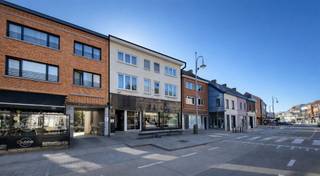 <h2><span>Uitstekend gelegen en volledig verhuurde opbrengsteigendom met handelsruimte, 5 appartementen en private garage Vennestraat 149, 3600 Genk</span></h2><p><span>In de bruisende Vennestraat te Winterslag (Genk) bevindt zich deze interessante en volledig verhuurde opbrengsteigendom, bestaande uit een handelsruimte op het gelijkvloers en vijf wooneenheden op de verdiepingen. Een uitzonderlijke kans voor investeerders die op zoek zijn naar een stabiele, onmiddellijk renderende vastgoedbelegging in een gevestigde en levendige omgeving.</span></p><p><span>De Vennestraat is één van de meest dynamische handels- en woonstraten van Winterslag. De straat geniet van een sterke lokale verankering, een constante passage en een uitstekende bereikbaarheid. Winkels, horeca, scholen, openbaar vervoer en recreatie (waaronder C-mine) bevinden zich op wandelafstand. Deze combinatie zorgt voor een duurzame verhuurbaarheid en een solide investeringsbasis.</span></p><h2><span>Indeling en oppervlaktes</span></h2><p><span>Gelijkvloers</span></p><ul><li><span>Handelsruimte (Bus 01)</span><span><br />66 m² EPC label B<br />Strategisch gelegen met commerciële zichtbaarheid en stabiele huurinkomsten.</span></li><li><span>Studio (Bus 02)</span><span><br />40 m² EPC label D</span></li></ul><p><span>Eerste verdieping</span></p><ul><li><span>Appartement (Bus 11)</span><span><br />102 m² EPC label B</span></li><li><span>Appartement (Bus 12)</span><span><br />102 m² EPC label B</span></li></ul><p><span>Tweede verdieping</span></p><ul><li><span>Appartement (Bus 21)</span><span><br />88 m² EPC label B</span></li><li><span>Appartement (Bus 22)</span><span><br />50 m² EPC label D</span></li></ul><p><span>De ruime appartementen (tot 102 m²) bieden comfortabele woonoppervlaktes die aantrekkelijk blijven voor een breed huurpubliek. De aanwezigheid van meerdere B-labels binnen het gebouw is een belangrijke troef binnen de huidige energienormen.</span></p><p><span>Het volledige pand is momenteel verhuurd, wat zorgt voor een gespreide en stabiele inkomstenstroom vanaf dag één.</span></p><h2><span>Extra troef</span></h2><p><span>Achteraan het perceel bevindt zich een </span><span>garage, uitsluitend bestemd voor de eigenaar</span><span>, bereikbaar via een aparte doorgang/weg langs het pand. Deze private toegang verhoogt het praktisch comfort en biedt bijkomende structurele meerwaarde binnen het geheel.</span></p><h2><span>Investeringspotentieel</span></h2><p><span>Deze eigendom onderscheidt zich door:</span></p><ul><li><span>Volledig verhuurde toestand met onmiddellijke cashflow</span></li><li><span>Combinatie van handel en residentieel gebruik (risicospreiding)</span></li><li><span>Ruime appartementen met blijvende verhuurbaarheid</span></li><li><span>Overwegend gunstige EPC-scores</span></li><li><span>Centrale ligging in een kernwinkelstraat</span></li><li><span>Private garage als bijkomende troef voor eigenaar</span></li></ul><p><span> </span></p><p><span>Dankzij de mix van commerciële en residentiële huurders ontstaat een evenwichtig en gespreid investeringsprofiel. De centrale ligging in Winterslag, met een continue vraag naar huurwoningen, versterkt de langetermijnzekerheid van deze belegging.</span></p><p><span>Deze opbrengsteigendom vormt een solide investering in de Genkse vastgoedmarkt, geschikt voor investeerders die op zoek zijn naar rendement, stabiliteit en toekomstig waardepotentieel.</span></p><p><span>Voor meer info: Ercan@jemar.be</span></p><p><span>Voor verdere informatie omtrent actuele huurinkomsten, rendementscijfers en volledige dossierinzage kan u contact opnemen met ons kantoor.</span></p>