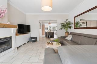 +++ Molenstraat 105, Liedekerke +++<br />
<p><span>Deze charmante, gerenoveerde 2-gevelwoning geniet van een </span><strong><span>uiterst gunstige ligging</span></strong><span>, op wandelafstand van het centrum, scholen, winkels en openbaar vervoer. Een ideale woning voor wie comfortabel wil wonen met alle voorzieningen binnen handbereik! </span><span>Bij het betreden van de woning komt u terecht in de </span><strong><span>ruime en lichtrijke leefruimte</span></strong><span>. Aansluitend bevindt zich de aparte, </span><strong><span>volledig vernieuwde keuken (2024)</span></strong><span>, die alle comfort biedt. </span><span>Op de eerste verdieping vindt u een slaapkamer met dressing en een </span><strong><span>volledig vernieuwde badkamer</span></strong><span>, uitgerust met zowel een inloopdouche als een ligbad, lababo en toilet. </span><span>De zolderverdieping werd ingericht als een </span><strong><span>tweede ruime slaapkamer</span></strong><span>. </span><span>Ook buiten heeft deze woning heel wat te bieden! U geniet er van een praktische buitenberging, een gezellig overdekt terras en een </span><strong><span>ruime, volledig afgesloten tuin </span></strong><span> waar u in alle rust kunt ontspannen. </span>Een bijkomende troef is de aparte toegang tot de achterzijde van de woning<span>, die een praktische doorgang biedt voor onder meer fietsen en vuilnisbakken. </span><span></span><strong><span>Bent u op zoek naar een instapklare woning met een aangename tuin en een uitstekende ligging? Dan is deze woning zeker een bezoek waard! </span></strong><span>Interesse? Plan vandaag nog uw bezoek via </span><strong><span>info@immoteam.be</span></strong><span> of </span><strong><span>0478/059 069</span></strong><span>.</span></p>