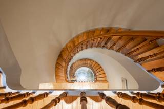 Dit enorm lichtrijk appartement is gelegen vlak tegenover de Bourlaschouwburg en tussen de Schuttershofstraat en de Leopoldstraat. Het...