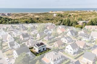 <p><span><span><span>Villa La Finta Nonna is een bijzondere architectenwoning waar elk detail zorgvuldig werd doordacht. De architectuur zoekt een evenwicht tussen openheid en privacy, tussen robuustheid en verfijning, en creëert een woonervaring die tegelijk rustgevend, comfortabel en karaktervol is.</span></span></span><br /><span><span><span>De woning werd ontworpen door <strong>Magalie Munters™ Architecture</strong>, bekend om haar doordachte en tijdloze woonarchitectuur. Haar projecten vertrekken steeds vanuit de manier waarop een woning werkelijk wordt beleefd: waar licht wenselijk is, waar rust belangrijk is en hoe ruimtes logisch in elkaar overvloeien. Haar werk krijgt geregeld aandacht in architectuur- en lifestylemagazines, waaronder recent nog in Sabato. Ook deze woning werd reeds in verschillende publicaties opgenomen.</span></span></span><br /><br /><span><span><span>Binnen staat eenvoud, materialiteit en ruimte centraal. De sculpturale betonnen spiraaltrap vormt het hart van de woning. Materialen zoals zichtbeton, betonlookvloeren en een hoogwaardige Bulthaup-keuken zorgen voor een krachtige en tijdloze uitstraling. De uitgepuurde architectuur wordt verzacht door het overvloedige daglicht en de doordachte verhoudingen, wat resulteert in een warme en serene leefomgeving.</span></span></span><br /><span><span><span>De gelijkvloerse verdieping biedt bovendien diverse mogelijkheden en kan flexibel worden ingevuld volgens de behoeften van de bewoners, als extra woonruimte, praktijk, bureau of gastenverblijf.</span></span></span><br /><span><span><span>Villa La Finta Nonna is een zeldzame architecturale realisatie aan de Belgische kust: een woning die licht, ruimte, privacy en karakter verenigt op wandelafstand van zee, strand en duinen.</span></span></span></p>