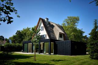 Op een uiterst gunstige locatie, werd deze charmante villa met rieten dak herbouwd op en perceel van ca. 1.026m².<br />Dit eigendom werd volgens de regels van de kunst gerenoveerd en is daardoor een 100% instapklare villa.<br /><br />Indeling gelijkvloers: gezellige entree met afdakje, hall met ingemaakte vestiairekast en moderne handenwasser, gastentoilet, leefruimte met ruim zitgedeelte en veel lichtinval dankzij de mooie raampartijen, aparte eethoek in de tuinkamer met eveneens grote raampartijen, volledig geïnstalleerde keuken, en een huisbureel of studie of extra speelkamer, ruime berging met aansluitingen voor was en droogautomaat, ruime garage voor 1 wagen.<br />Indeling eerste verdieping: overloop met de ouderslaapkamer en aanpalende mooie douchekamer met toilet en dubbele wastafel in een strak meubel en luxe inloopdouche,<br />Tweede ruime slaapkamer, tweede luxe badkamer met douche, ligbad, toilet en dubbele wastafel.<br />Indeling tweede verdieping: derde en vierde slaapkamer.<br /><br />Opmerkingen: vaak zien we dergelijke projecten verschijnen waar men wel eens vergeet om ook bepaalde zaken te vernieuwen en dan spreken we over decorbouw! Dit eigendom werd onder supervisie en architect en promotor voorzien van alle hedendaags comfort en de woning werd effectief volledig gestript tot op de grond. Loodgieterij, elektra, cv zijn allemaal nieuw, alsook het dak, ramen, vloeren, stukwerk, enz. Een duurzame en luxe keuze van het interieur maken dit eigendom voor u instap klaar!<br />Dit eigendom is een renovatie project en Cum Laude geslaagd door Vexillum Real Estate.