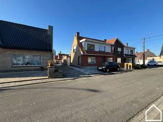 Bent u op zoek naar een praktische opslagplaats of een garage? Dan is deze garage zeker interessant voor u.ONTDEK DE GARAGE EN DE LOCATIE VIA DE...