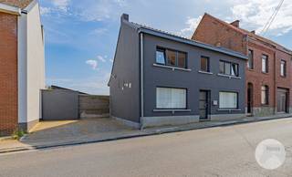 EERSTE BEZOEKDAG DONDERDAG 20/08 VAN 16U - 19U (ENKEL OP AFSPRAAK!!)<br /><br />VLIERZELE - Charmante halfopen bebouwing met weide, stallen en ruim perceel van ca. 19 are<br /><br />Bent u op zoek naar een woning met veel buitenruimte en tal van mogelijkheden? Dan is deze halfopen bebouwing beslist een bezoek waard. Gelegen op een mooi perceel van ongeveer 19 are biedt deze eigendom een ideale combinatie van comfortabel wonen en genieten van het buitenleven.<br /><br />Op het gelijkvloers vindt u een gezellige woonkamer, een eetplaats, een open keuken, een praktische berging, een aparte wasplaats en een badkamer. Op de eerste verdieping bevinden zich drie volwaardige slaapkamers, waardoor de woning perfect geschikt is voor een gezin.<br /><br />Buiten geniet u van een ruim perceel met een paddock, een weide en twee stallen, aangevuld met een handige opbergplaats. De woning beschikt bovendien over ruime parkeergelegenheid op eigen terrein, zodat meerdere wagens probleemloos kunnen worden gestald.<br /><br />Deze eigendom is een ideale uitvalsbasis voor paarden- en dierenliefhebbers of voor wie op zoek is naar rust, ruimte en tal van mogelijkheden. Dankzij de praktische indeling, het royale perceel en de uitstekende parkeervoorzieningen is dit een unieke opportuniteit voor wie landelijk wil wonen zonder in te boeten aan comfort.<br /><br />Bij verdere vragen of om een bezoek te plannen, aarzel niet om ons te contacteren: 053/60.65.66<br /><br />De vermelde prijs is een richtprijs. Na ontvangst van de biedingen zal de verkoper beslissen of hij/zij de eigendom verkoopt aan het beste bod. De richtprijs is aldus niet bindend voor de verkoper. Voor meer info kunt u ons contacteren of het reglement raadplegen op onze website.