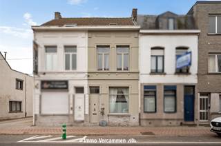 <p><span>Deze lichtrijke woning met drie slaapkamers, tuin en garagebox gunstig gelegen te Lier. Deze woning biedt een perfecte balans tussen karaktervolle charme en hedendaags wooncomfort.</span></p><p><span>Het kloppend hart van de woning is zonder twijfel de indrukwekkende open keukenruimte. De volledig uitgeruste keuken beschikt over ingebouwde kasten en een centraal kookeiland, met rechtstreekse toegang tot de tuin via een groot schuifraam. </span></p><p><span>Dankzij de hoge plafonds, royale raampartijen en een lichtstraat baadt zowel de keuken als de leefruimte in natuurlijk daglicht, wat zorgt voor een aangenaam open en ruimtelijk gevoel.</span></p><p><span>Op de eerste verdieping geeft de nachthal toegang tot twee volwaardige slaapkamers en een eerste badkamer. Op de bovenste verdieping bevindt zich de derde slaapkamer met aansluitend een tweede badkamer, wat zorgt voor extra comfort en privacy. </span></p><p><span>Tot slot beschikt de woning over een volwaardige garagebox, bereikbaar via een oprit. Deze biedt ruime mogelijkheden voor wagen- en extra opslagruimte.</span></p><p><span>Een unieke opportuniteit voor wie op zoek is naar een woning op een centrale ligging, nabij het stadscentrum, scholen en winkels. Bovendien geniet u van een vlotte bereikbaarheid, met het treinstation en openbaar vervoer op wandelafstand.</span></p><p><span> </span></p><p><span>Bezoek enkel na afspraak, vrijblijvende info op kantoor: 015/755 444 of <span>info@immovercammen.be</span></span></p><p><span>Beschikbaarheid overeen te komen i.f.v. huidige verhuring, wat momenteel een mooi rendement biedt.</span></p><p><span> </span></p><p><span> </span></p>