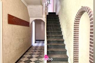 Bent u op zoek naar een woning met karakter, ruimte en enorm veel potentieel? Deze robuust gebouwde woning biedt een zeer ruime bewoonbare oppervlakte en vormt de perfecte basis om uw eigen woonverhaal te realiseren.<br />Op het gelijkvloers bevinden zich:<br />- Inkomhal met 2 ruime leefruimtes of 1 slaapkamer<br />- Keuken met eetruimte <br />- Badkamer<br />- Garage<br />- Berging<br />De bovenverdieping beschikt over maar liefst volwaardige slaapkamers, wat deze woning uitermate geschikt maakt voor een groot gezin, meer generatiewonen of het combineren van wonen en werken, alsook zolder<br />Troeven<br />✔ Kloek en stevig gebouwd<br />✔ Zeer grote bewoonbare oppervlakte<br />✔ 2 ruime leefruimtes<br />✔ 5 volwaardige slaapkamers<br />✔ Tal van mogelijkheden voor herinrichting en modernisering<br />Met de juiste renovatie kan deze woning uitgroeien tot een prachtige, eigentijdse gezinswoning, volledig afgestemd op uw persoonlijke wensen en stijl.<br />EPC 578 kWh/m² - UC 3655511 - Label F. Renovatieplicht binnen de 6 jaar na akte. P-en G-score: A. Bevindt zich niet in een risicogebied voor overstromingen. Grondoppervlakte 518m² - bewoonbare oppervlakte ca. 280m². <br /><br />Een unieke opportuniteit voor wie groot wil wonen en niet terugschrikt om zelf de handen uit de mouwen te steken.<br />Interesse? Contacteer ons gerust voor meer informatie of een bezoek ter plaatse.