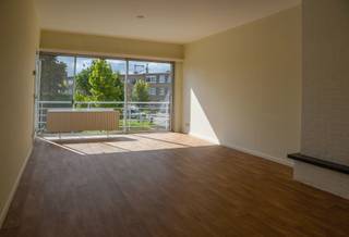<p><span>Op een </span><strong><span>centrale en bijzonder praktische locatie in het fiscaal vriendelijke Aartselaar</span></strong><span> vinden we dit aangename appartement op de eerste verdieping. Dankzij de ligging bevinden winkels, scholen, openbaar vervoer, horeca en andere dagelijkse voorzieningen zich allemaal op wandelafstand.</span></p>
<p><span>Ook met de wagen is de bereikbaarheid uitstekend. Via de nabijgelegen verbindingswegen bereikt u snel de </span><strong><span>A12 en E19</span></strong><span>, met een vlotte verbinding richting Antwerpen, Brussel en de omliggende gemeenten.</span></p>
<p><span>Het appartement beschikt over een praktische indeling en omvat een </span><strong><span>inkomhal, ruime woonkamer, aparte keuken, twee slaapkamers, badkamer en afzonderlijk toilet</span></strong><span>. Daarnaast beschikt de woning over een </span><strong><span>ruime berging in het appartement</span></strong><span>, bijzonder handig voor extra opslagruimte.</span></p>
<p><span>Extra bergruimte is voorzien in de </span><strong><span>privatieve kelderberging</span></strong><span>.</span></p>
<p><span>Een belangrijke bijkomende troef is de </span><strong><span>privatieve garagebox</span></strong><span>, die inbegrepen is in de huurprijs. Deze bevindt zich in het achterliggende garagecomplex en is vlot bereikbaar via de zijstraat. Hierdoor beschikt u niet alleen over een veilige parkeerplaats, maar ook over extra praktische bergruimte.</span></p>
<p><span>Op energetisch vlak scoort het appartement eveneens goed met een </span><strong><span>EPC-label B en een EPC-score van 132 kWh/m²</span></strong><span>.</span></p>
<h3><span>Troeven op een rij:</span></h3>
<ul>
<li><span>Centrale ligging in Aartselaar</span></li>
<li><span>Gelegen op de eerste verdieping</span></li>
<li><strong><span>2 slaapkamers</span></strong></li>
<li><span>Ruime woonkamer</span></li>
<li><span>Aparte keuken</span></li>
<li><span>Badkamer en afzonderlijk toilet</span></li>
<li><span>Ruime berging in het appartement</span></li>
<li><span>Privatieve kelderberging</span></li>
<li><strong><span>Privatieve garagebox inbegrepen in de huurprijs</span></strong></li>
<li><span>Garagecomplex bereikbaar via de zijstraat</span></li>
<li><strong><span>EPC-label B – 132 kWh/m²</span></strong></li>
<li><span>Winkels, scholen en openbaar vervoer op wandelafstand</span></li>
<li><span>Vlotte verbinding met </span><strong><span>A12 en E19</span></strong></li>
<li><span>Algemene onkosten: </span><strong><span>€ 60/maand</span></strong></li>
</ul>
<p><span>Een comfortabel appartement met een </span><strong><span>praktische indeling, veel bergruimte en een privatieve garage</span></strong><span>, gelegen op een bijzonder gunstige locatie in Aartselaar.</span></p>
<p><span></span></p>