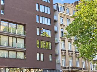 <p>Au quatrième étage d’un immeuble bien entretenu situé sur la Belgiquelei, nous proposons cet <strong>appartement entièrement meublé et récemment rénové</strong> d’une superficie de 94 m².<br />Finition de haute qualité, mobilier élégant et complet, répondant à toutes les normes de confort moderne.</p>
<p>Très lumineux, il offre une belle vue dégagée. Grâce à son excellent <strong>PEB A (80 kWh/m²/an)</strong>, les coûts énergétiques sont particulièrement faibles.</p>
<p>La nouvelle cuisine est entièrement équipée avec tous les appareils nécessaires. La salle de bain dispose d’une baignoire, d’une douche séparée et d’un grand meuble-lavabo. Il y a également un WC séparé pour les invités.</p>
<p>La chambre spacieuse donne accès à une terrasse à l’arrière. À l’avant, une deuxième grande terrasse offre une vue sur la Belgiquelei.</p>
<p>Une grande buanderie avec raccordement pour machine à laver et sèche-linge complète l’ensemble.</p>
<p>Situation <strong>centrale</strong>, à proximité immédiate de la gare, du centre-ville et de toutes les commodités.</p>
<p><strong>Loyer :</strong> 1 100 €/mois<br /><br />– Emplacement intérieur (premier étage, via ascenseur pour voitures) : 100 €/mois<br />– Charges communes : 100 €/mois<br />– Mobilier : 150 €/mois<br /><strong>Total mensuel : 1 450 €</strong></p>
<p><strong>Disponible à partir de fevrier 2027</strong></p>
<p>Idéal pour toute personne à la recherche d’un <strong>appartement entièrement meublé, prêt à emménager, combinant confort et élégance.</strong></p>