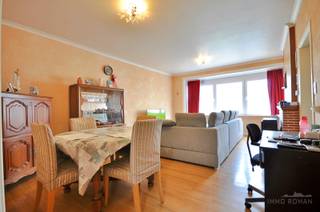 In de Albert Vandeputtestraat, een rustige woonwijk nabij het centrum van Ronse treffen we dit appartement. Gunstig gelegen op wandelafstand van het bruisende stadscentrum, shopping plaza, het station van Ronse en tal van andere voorzieningen.<br /><br />Het appartement bevindt zich in een<strong> kleinschalige residentie </strong>dat bestaat uit 4 appartementen. Er is <strong>geen syndicus</strong> aangesteld, waardoor de gemeenschappelijk kost bijzonder laag is. Het appartement is al enkele jaren <strong>verhuurd</strong> aan dezelfde correcte huurder, waardoor het tevens een ideale investeringseigendom is. <br /><br />Op de eerste verdieping betreden we het appartement via de ruime inkomhal, waar ruimte is voor een dressing. De lichtrijke woonkamer sluit aan bij de geïnstalleerde keuken, met toegang tot het balkon. Verder zijn er nog<strong> 2 volwaardige slaapkamers</strong> aanwezig, een apart gastentoilet en de badkamer. Op het gelijkvloers is er nog een<strong> praktische kelderberging</strong> voorzien van maar liefst 19m², en is er een<strong> ruime garage </strong>aanwezig.<br /><br />Er rust geen renovatieplicht op het appartement en er is een <strong>CONFORME elektrische keuring</strong> aanwezig.<br /><br />Meer info? Contacteer Kyamo De Smet: 0479 06 13 71 of via kyamo@immoroman.be