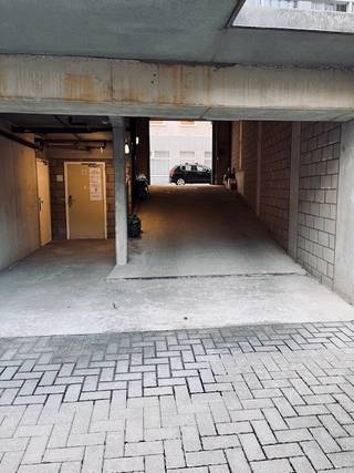 Staanplaats (in het midden) achter de residentie.<br /><br />Meerwaarde voor uw appartement en altijd plaats!<br /><br />De parkeerplaats is de plaats waar de auto staat.<br /><br />Grote poort om in te rijden. Hoog en breed.