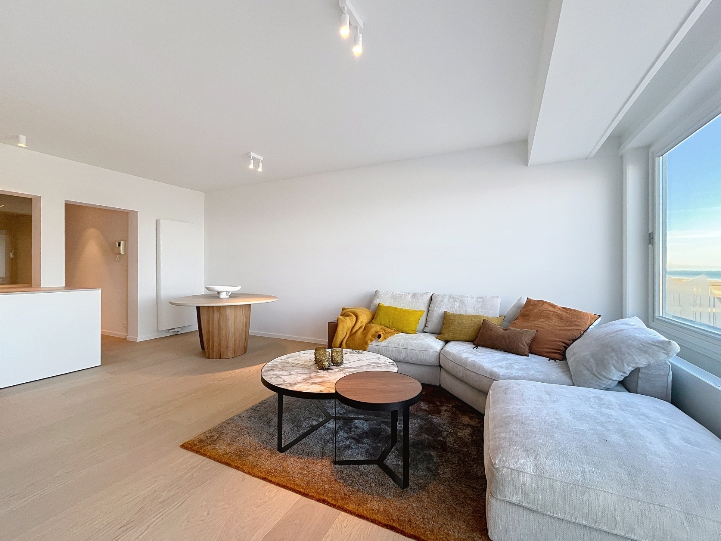 Gerenoveerd  twee slaapkamer appartement met frontaal zeezicht én centrale ligging - photo 3