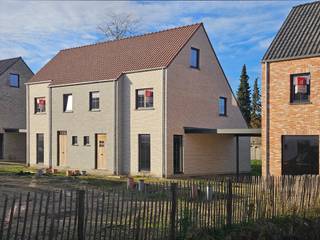 In de Jozef Verduynstraat in Ruddervoorde bouwt Danneels ruime energiezuinige gezinswoningen in stijlvolle architectuur. De woningen zijn ideaal gelegen; in een verkeersluwe straat in het centrum, dicht bij alle voorzieningen.<br /><br />Op het lot 6 bouwen we een fraaie halfopen bebouwing in hedendaags landelijke stijl.  Met o.m. een open ingedeelde woonkamer, ingerichte eilandkeuken en badkamer, mooie tuin met gezellig terras, 4 mooie slaapkamers, dressingruimte, oprit, carport, … vind je hier alles wat een gezin verlangt.<br /><br />Deze bijna-energieneutrale woning is uitgerust met een geothermische warmtepomp, zonnepanelen en een ventilatiesysteem met warmterecuperatie.<br /><span>Danneels werkt jouw nieuwe woning sleutel-op-de-deur voor je af en jij kiest zelf jouw keuken- en badkamerinrichting en de vloer- en wandtegels bij onze partners. </span><br /><br /><span>De totaalprijs en de oplevertermijn liggen vooraf vast en jouw klantenbegeleider staat voor je klaar.</span>