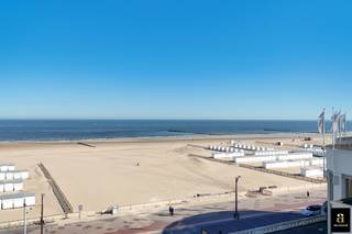Lichtrijke appartement op de vijfde verdieping, ideaal gelegen vlak bij zee en met prachtig uitzicht over het Casino. U geniet van een mooi zijdelings zeezicht én rust: er zijn geen bovenburen.<br /><br />Indeling: comfortabele woonkamer met veel lichtinval, een aparte ingerichte keuken, een royale inkomhal met vestiaire en gastentoilet. Verder beschikt het appartement over twee uitzonderlijk ruime slaapkamers, een nette badkamer en een westgericht zonneterras aan de achterzijde.<br /><br />Privatieve kelder. Conforme lift & recente gevelrenovatie. <br /><br />Ideale pied à terre als tweede verblijf!