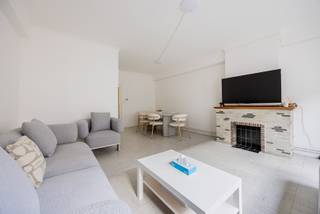 Bent u op zoek naar een instapklaar 2 slaapkamer appartement met terras? Dan is dit precies wat u zoekt!<br />Het appartement op de tweede verdieping bevindt zich in een kleine rustige residentie.<br /><br />Indeling:<br />U komt binnen in de centraal gelegen inkomhal. Verder bevindt er zich de leefruimte en de keuken. De keuken omvat een spoelbak, dampkap en kookplaat.<br /><br />Centraal is er een aparte berging en de badkamer met ligbad, toilet en enkel lavabomeubel.<br /><br />Achteraan zijn er nog 2 slaapkamers. De eerste slaapkamer geeft doorgang tot de tweede slaapkamer. <br /><br />De gemeenschappelijke kosten bedragen 75€/maand. Deze omvatten: voorschot waterverbruik en minuterie gemeenschappelijke delen.<br /><br />Pluspunten:<br />- Ideale ligging: nabij winkels, parken, invalswegen, …<br />- Tram-en bushaltes in de directe omgeving<br />- Beschikbaarheid bespreekbaar