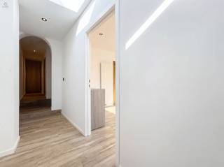 <p><span>In het charmante Brakel bevindt zich deze grotendeels gerenoveerde woning (2021), ideaal voor wie comfortabel en energiezuinig wil wonen. Met een </span><span>EPC-score B</span><span>, </span><span>conforme elektriciteit</span><span>, </span><span>PVC-ramen met dubbele beglazing</span><span> en </span><span>centrale verwarming op aardgas</span><span>, biedt deze woning een zorgeloze start.</span></p><h3><span>Indeling gelijkvloers</span></h3><p><span>U komt binnen via de inkomhal. Vooraan bevindt zich een </span><span>aparte polyvalente ruimte met wateraansluiting</span><span>, perfect als slaapkamer, bureau of voor een zelfstandige activiteit. Verder is er een </span><span>apart toilet</span><span>, een </span><span>volledig ingerichte keuken met alle ingebouwde toestellen</span><span> en een </span><span>open, lichtrijke leefruimte</span><span> met gezellige pelletkachel.<br />Aansluitend vindt u de </span><span>wasplaats en extra bergruimte</span><span>.</span></p><p><span>Buiten geniet u van een </span><span>aangenaam terras met mooie tuin</span><span>. Achteraan is er bovendien </span><span>toegang via een baantje</span><span>, wat extra praktisch is. De woning beschikt ook over een </span><span>handige kelder</span><span> als opbergruimte.</span></p><h3><span>Eerste verdieping</span></h3><p><span>Nachthal, </span><span>ruime badkamer</span><span> (douche, bad, toilet en lavabo) en een slaapkamer.</span></p><h3><span>Tweede verdieping</span></h3><p><span>Gezellige </span><span>zolderkamer met ingebouwde kasten</span><span>, ideaal als extra slaapkamer, hobbyruimte of bureau.</span></p><p><span>Deze woning combineert comfort, energiezuinigheid en functionaliteit op een rustige ligging.</span></p><p><span>Interesse?</span><span> Gelieve te reageren via de advertentie. Wij nemen zelf telefonisch contact met u op om een bezoek in te plannen.</span></p>