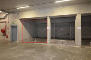 <p><span>Deze ondergrondse autostaanplaats is gelegen op de -1 van 'Residentie Greenfield'.</span></p><p><span>Op fietsafstand van het centrum van Hasselt met al haar faciliteiten.</span></p><p><span> </span></p><p><span>Invalswegen zijn gemakkelijk bereikbaar, winkels, JESSA ziekenhuis, scholen en openbaar vervoer op wandelafstand. </span></p><p><span> </span></p><p><span>Een toplocatie op de Grote Ring van Hasselt. </span></p><p><span> </span></p><p><span>- Parking nummer 43<br />- Breedte: 4 m <br />- Diepte: 5,70 m</span></p><p><span> </span></p>