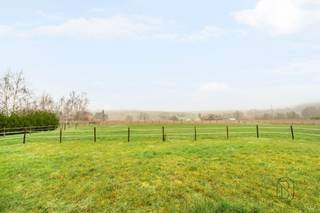Deze charmante chalet/woning is rustig gelegen in een groen recreatiedomein langs de Ninoofsesteenweg en biedt een unieke combinatie van...