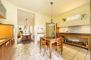 <p><span>Rustig wonen op de rand van Borgerhout en Zurenborg, op wandelafstand van alles wat de stad zo leuk maakt. Dit verrassend ruime huis combineert authentieke elementen met speelse kleuren, veel licht en een fijne groene buitenruimte. Een warme thuis met karakter, verdeeld over meerdere volwaardige verdiepingen.<br /><br /></span></p><p><span>Warm karakter & slimme indeling</span></p><p><span>Op het gelijkvloers word je verwelkomd via de inkomhal waar de gezandstraalde trap meteen uitspringt. Vooraan ligt de gezellige leefruimte met hoge plafonds, parketvloer en kamerbrede raampartij. Achteraan bevindt zich de ruime keuken (ALNO) met natuurstenen werkblad, houten kasten, combi-oven, vaatwasser, gasvuur en zelliges tegels. Aansluitend vind je de eerste van drie badkamers dat tevens fungeert als wasruimte en toegang tot de zuidoostgerichte stadstuin, een heerlijk rustige plek met weinig inkijk.<br /><br /></span></p><p><span>Verdiepingen vol mogelijkheden</span></p><p><span>De eerste verdieping is grote polyvalente ruimte met moderne haard: ideaal als extra leefruimte, atelier of bureau. Verder vind je hier een slaapkamer met ensuite badkamer in blauwe mozaïek tegels en dressing, en toegang tot een zonnig terrasje. Op de tweede verdieping zijn er nog twee volwaardige slaapkamers en een derde badkamer. De ruime, droge kelder zorgt voor extra opslagruimte.<br /><br /></span></p><p><span>Zurenborg & omgeving</span></p><p><span>Deze woning ligt in een rustige straat net naast Zurenborg op de rand van Borgerhout, tussen het Stadspark en het Rivierenhof. Alle voorzieningen bevinden zich op wandelafstand: buurtwinkels, horeca, openbaar vervoer en vlotte in- en uitvalswegen via de Plantin en Moretuslei. Een ideale mix van rust, groen en stadsleven. </span></p><p><span>Geen maatregelen in het Vlaams Handhavingsplatform</span></p><p><span> </span></p>