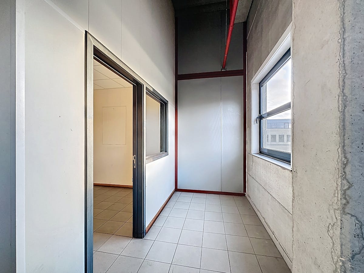Entrepôt avec bureau à louer à Ypres - photo 4