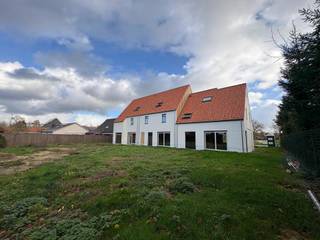 Prachtige nieuwbouwwoning in de Jan Breidelstraat, in het hart van Oostkamp!E-peil: max. E20 – Mobiscore: 8/10Deze landelijke woning maakt deel uit...