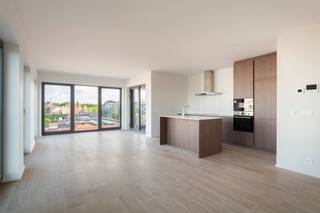 <p>Welkom in nieuwbouwrealisatie Stadsterras, een groen woonproject in hartje Mortsel. Residentie Mimir omvat 10 riante appartementen en bevindt zich aan een groene wandellaan tussen het stadscentrum van Mortsel en het park Oude God .</p>
<p>De nabijheid van openbaar vervoer, belangrijke invalswegen, fietsostrade, Fort 4 en Fort 5 zorgt voor een centrale uitvalsbasis in het groen.</p>
<p>Het park Oude God vormt een nieuwe, groene long voor de stad met ruimte voor natuur, sport en ontspanning.<br /><br />Inkomhal met praktische ingemaakte vestiairekast.</p>
<p>Grote raampartijen in combinatie met de hoeklocatie zorgen voor een optimaal licht- en ruimtegevoel in de leefruimte. Deze maatkeuken werd smaakvol gekozen in notelaarhout met een greeploos design en afgewerkt met een duurzaam composieten werkblad. Daarnaast is de keuken uitgerust met een grote inductieplaat, oven, microgolfoven, ijskast met aparte diepvriezer, vaatwasser en spoelbak.</p>
<p>De doorlopende parkettegel loopt door in alle ruimtes en sluit mooi aan op de hedendaagse open keuken.</p>
<p>De riante doorzonleefruimte geeft uit op het ruime inpandige terras ca 12m², ideaal om het hele jaar door van te genieten.</p>
<p>Via de nachthal bereikt u de eerste twee slaapkamers van ca 9 m². Deze kunnen gebruikmaken van een douchekamer met regendouche en lavabomeubel.</p>
<p>Achteraan bevindt zich de masterbedroom met voldoende plaats aan dressingruimte. De 'en suite' badkamer is uitgerust met bad, dubbele lavabo en toilet.</p>
<p>Verder bevindt zich in deze nachthal nog een ruime berging met aansluitingen voor wasmachine en droogkast en een apart gastentoilet.</p>
<p>Een gemeenschappelijke fietsenberging is voorzien. <br />Een kelderberging (€5.000 excl. btw) en autostaanplaats (€28.500 excl. btw) dienen mee aangekocht te worden. <br /><br />EPC-nieuwbouw in opmaak. <br /><br />Verkoop onder btw-stelsel (21%).</p>