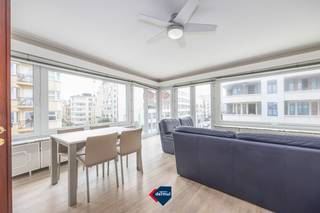 Droomt u van wonen aan zee met een adembenemend panoramisch uitzicht? Dan is dit 2 slaapkamer appartement op de tweede verdieping van Residentie Osborne precies wat u zoekt. het appartement is gelegen in het bruisende centrum van Oostende, hier geniet u dagelijks van een uniek, lateraal zicht op zee en op wandelafstand van winkels, restaurants, openbaar vervoer en alle stadsvoorzieningen. Verder beschikt het appartement over een volledig uitgeruste keuken, een verzorgde badkamer, kelder, en gemeenschappelijke fietsenberging. Bent u op zoek naar een appartement op een absolute toplocatie met een uitzonderlijk uitzicht? Neem dan vandaag nog contact met ons op voor een bezoek.