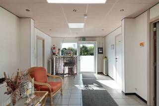 <p>Op een perceel van maar liefst 46a56, rustig gelegen in woongebied te Burst, bevindt zich dit veelzijdig complex met tal van mogelijkheden.</p><p>Het gebouw omvat momenteel 16 verhuurde serviceflats, wat zorgt voor een onmiddellijk rendement. Daarnaast beschikt het geheel over een gemeenschappelijke eetzaal, ingerichte keuken en diverse praktische ruimtes.</p><p>Buiten geniet u van een ruime tuin en aangename buitenomgeving, ideaal voor bewoners en bezoekers. Verder zijn er 2 garageboxen en meerdere parkeerplaatsen aanwezig.</p><p>Deze eigendom biedt niet alleen de mogelijkheid om de bestaande exploitatie verder te zetten, maar leent zich eveneens uitstekend tot herontwikkeling of een nieuw project, mits de nodige vergunningen.</p><p>Een zeldzame opportuniteit voor investeerders of projectontwikkelaars op zoek naar een rendabele en toekomstgerichte investering.</p>