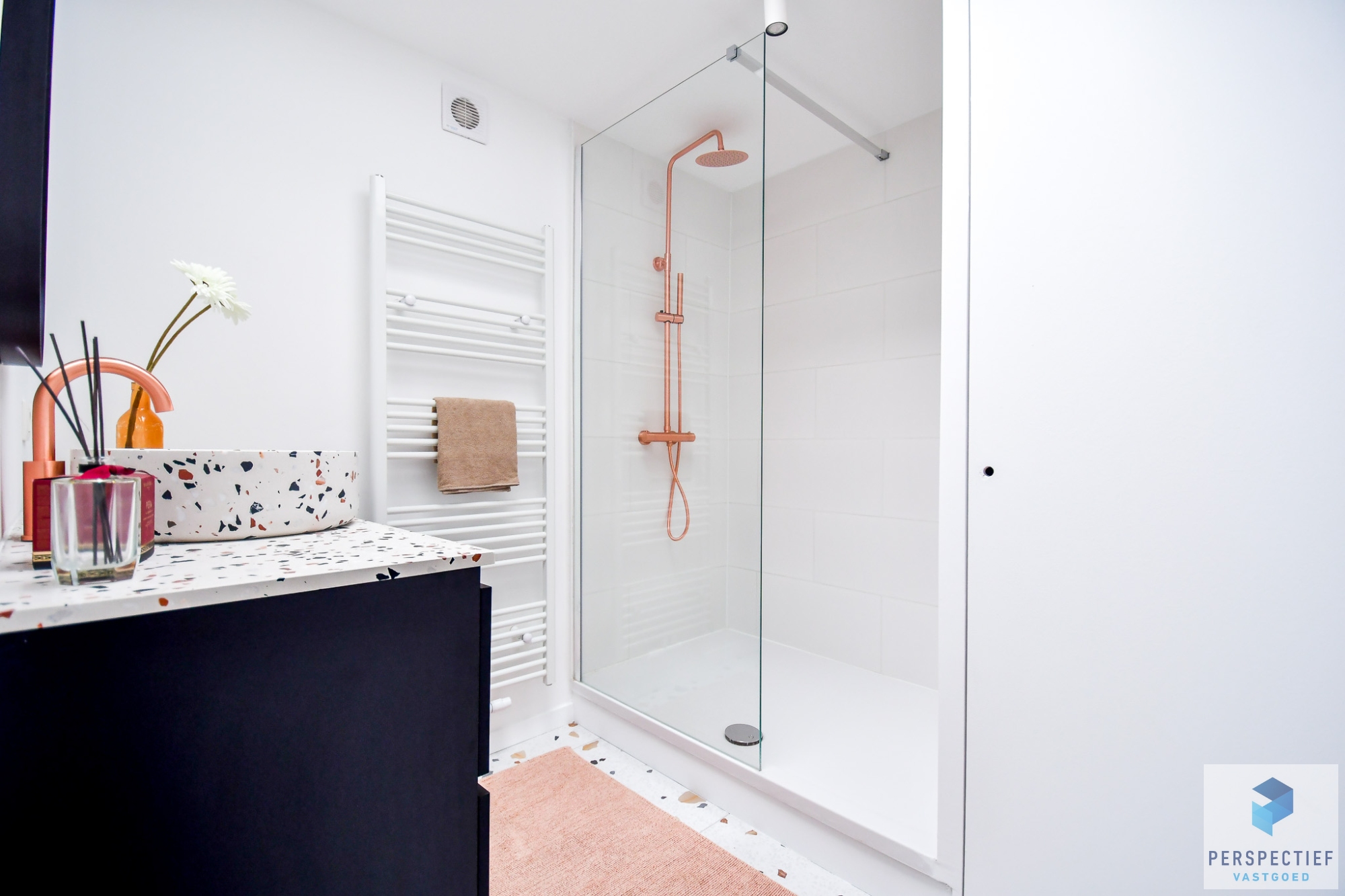 Vernieuwde woning met 3 slaapkamers en ZONGERICHTE tuin met uitweg en GROTE GARAGE - foto 5