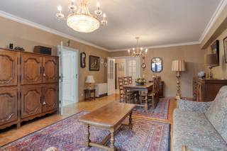 Dit instapklare appartement van 96 m² is rustig gelegen in het centrum van Izegem, nabij de Sint-Tillokerk, en combineert een...