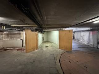 Immo Pické biedt U deze ondergrondse garage aan gelegen onder een appartements mede-eigendom. Het betreft een garagebox voor een kleine wagen met...