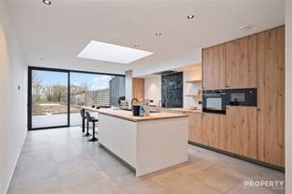 TOPPER!!! VOLLEDIG tot in de puntjes afgewerkte woning! Voldoet aan de huidige energienormen! Wie opzoek is naar een kwaliteitsrenovatie is hier aan...