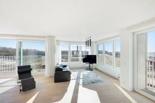 Magnifique appartement d'angle avec une imprenable vue frontale sur la mer au 4e étage de la résidence Cap Horn, situé de manière unique sur la digue de Duinbergen, entouré par la mer et les dunes du Willemspark.<br /><br />Disposition de cet appartement 4 chambres :<br />Hall d'entrée avec toilettes invités, vestiaire et un débarras avec raccordement pour machine à laver et sèche-linge. <br />Le séjour lumineux se compose d'un salon confortable et une salle à manger, offrant un accès direct aux terrasses ensoleillées aux vues magnifiques sur la mer et le parc Willems. Attenant, une cuisine semi-ouverte entièrement équipée.<br />L'appartement dispose de quatre chambres, dont une chambre modulable avec vue mer frontale, qui peut être utilisée pour agrandir le salon.<br />Cave privée et local à vélos commun dans la résidence.<br />Possibilité d'acquérir plusieurs garages dans la résidence.<br /><br />Une offre unique, pouvant à la fois servir comme habitation famililale ou comme maison de vacances.<br /><br />Pour plus d'informations ou une visite sur rendez-vous, contactez nous au 050 63 20 40.