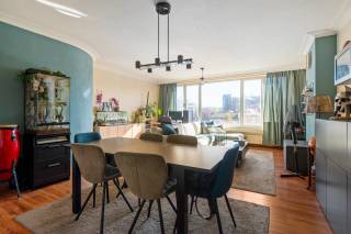 Dit lichtrijke appartement is gelegen aan de August van de Wielelei en geniet van een uitstekende ligging op wandelafstand van openbaar vervoer, winkels en diverse voorzieningen. Dankzij de nabijheid van belangrijke invalswegen geniet u bovendien van een vlotte bereikbaarheid.<br /><br />Het appartement bevindt zich op de tweede verdieping van het gebouw.<br /><br />Bij het betreden van het appartement komt u terecht in de inkomhal, die voorzien is van een apart gastentoilet. Van hieruit bereikt u de ruime en lichtrijke leefruimte, die aansluit op de keuken.<br /><br />De keuken (2018) is uitgerust met een oven, spoelbak met verlek, vaatwasser, wasmachine en droogkast, en heel wat praktische kastruimte. Via de keuken heeft u bovendien toegang tot het gezellige terras.<br /><br />Via de nachthal bereikt u de twee slaapkamers en de badkamer. De badkamer is ingericht met een ligbad met douchefunctie en een lavabomeubel met spiegel.<br /><br />Een extra troef is de garagebox achteraan het gebouw aan te kopen voor € 25.000.<br /><br />Troeven<br />+ EPC-label B <br />+ 2 slaapkamers<br />+ Ruime en lichtrijke leefruimte<br />+ Terras aansluitend op de keuken<br />+ Gunstige ligging nabij winkels, openbaar vervoer en invalswegen<br />+ Garagebox (€ 25.000)<br /><br />Interesse in dit appartement? Neem vandaag nog contact op met VB Vastgoed voor meer informatie of een bezoek ter plaatse via 03 337 50 70 of info@vbvastgoed.be
