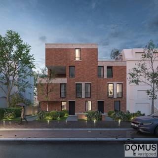 ! 11 nieuwbouwappartementen op toplocatie - 6% btw is mogelijk, ook voor investeerders !
Bij Styrum woon je in perfecte balans tussen rust en dynamiek. Deze stijlvolle residentie verwelkomt je met hedendaags comfort, een hoogwaardige afwerking en een doordachte architectuur waar levenskwaliteit centraal staat.
De lichtrijke leefruimtes zorgen voor een aangenaam en open gevoel, terwijl je op je privéterras of in de tuin volledig tot rust komt. Dankzij de uitstekende ligging in Wemmel heb je alles binnen handbereik: winkels om de hoek, vlotte verbindingen en tal van mogelijkheden om te genieten van natuur en stad.
Het project situeert zich langs de Limburg Stirumlaan 108-110 en de J. Bogemansstraat 57 en omvat 11 unieke appartementen met 1, 2 of 3 slaapkamers, verdeeld over drie verdiepingen. Elk appartement beschikt over een eigen terras en een individuele, doordachte indeling, al dan niet aangevuld met een privatieve tuin.
Styrum staat voor duurzaam en kwalitatief wonen, vandaag én morgen — een ideale keuze voor wie comfort, stijl en een centrale ligging weet te waarderen.